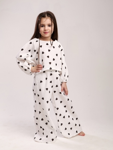 Купить оптом 329-ЧС. Костюм детский Палаццо, черное сердце, хлопок 100%  муслин, размеры 98,104,110,116 в Кургане