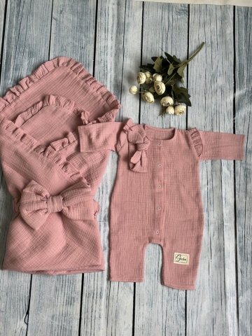 Купить оптом 335-П. Комплект из детского комбинезона, р 56 и конверта муслин, хлопок 100% 90/90 см, пудра в Кургане