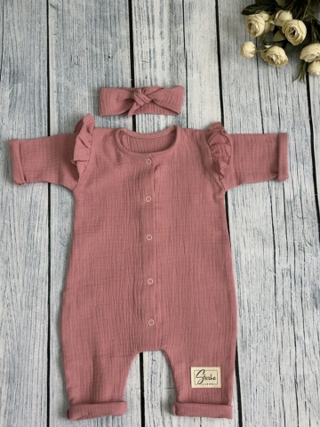 Купить оптом 336-П. Комбинезон с повязкой для девочки из муслина, хлопок 100%, размеры 56,62,68, пудра в Кургане